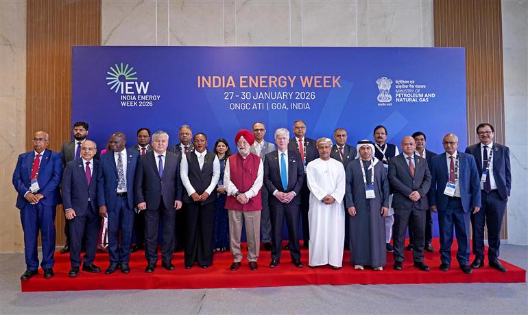 केंद्रीय पेट्रोलियम एवं प्राकृतिक गैस मंत्री श्री हरदीप सिंह पुरी 27 जनवरी, 2026 को गोवा में भारत ऊर्जा सप्ताह के चौथे संस्करण के उद्घाटन समारोह के दौरान एक ग्रुप फोटो में।