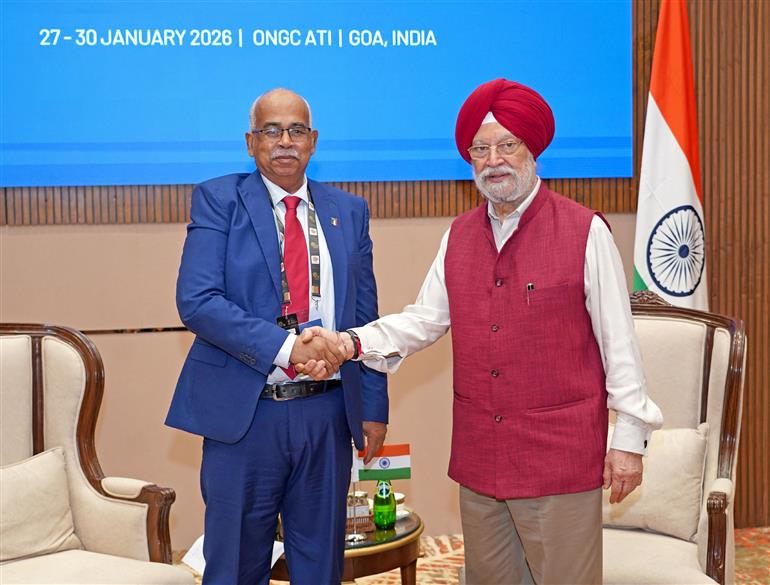 केंद्रीय पेट्रोलियम एवं प्राकृतिक गैस मंत्री श्री हरदीप सिंह पुरी 27 जनवरी, 2026 को गोवा में भारत ऊर्जा सप्ताह के चौथे संस्करण में सूडान गणराज्य के ऊर्जा और पेट्रोलियम मंत्री महामहिम प्रोफेसर एल्मुतासिम इब्राहिम अहमद अली के साथ द्विपक्षीय बैठक करते हुए।