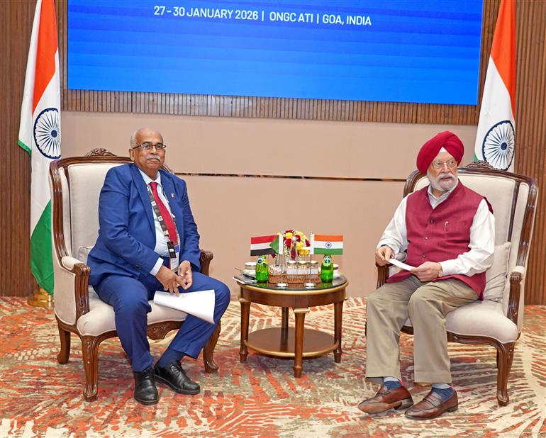 केंद्रीय पेट्रोलियम एवं प्राकृतिक गैस मंत्री श्री हरदीप सिंह पुरी 27 जनवरी, 2026 को गोवा में भारत ऊर्जा सप्ताह के चौथे संस्करण में सूडान गणराज्य के ऊर्जा और पेट्रोलियम मंत्री महामहिम प्रोफेसर एल्मुतासिम इब्राहिम अहमद अली के साथ द्विपक्षीय बैठक करते हुए।