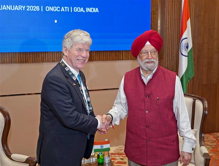 केंद्रीय पेट्रोलियम एवं प्राकृतिक गैस मंत्री श्री हरदीप सिंह पुरी 27 जनवरी, 2026 को गोवा में भारत ऊर्जा सप्ताह के चौथे संस्करण में कनाडा के ऊर्जा और प्राकृतिक संसाधन मंत्री श्री टिम हॉजसन के साथ द्विपक्षीय बैठक करते हुए।