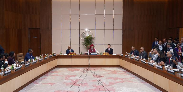 केंद्रीय पेट्रोलियम एवं प्राकृतिक गैस मंत्री श्री हरदीप सिंह पुरी 27 जनवरी, 2026 को गोवा में भारत ऊर्जा सप्ताह के चौथे संस्करण के दौरान मीडिया को जानकारी देते हुए।
