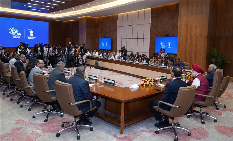 केंद्रीय पेट्रोलियम एवं प्राकृतिक गैस मंत्री श्री हरदीप सिंह पुरी 27 जनवरी, 2026 को गोवा में भारत ऊर्जा सप्ताह के चौथे संस्करण के दौरान मीडिया को जानकारी देते हुए।