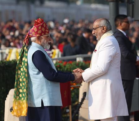 उपराष्ट्रपति श्री सी. पी. राधाकृष्णन 26 जनवरी, 2026 को नई दिल्ली में कर्तव्य पथ पर 77वें गणतंत्र दिवस समारोह में भाग लेते हुए।