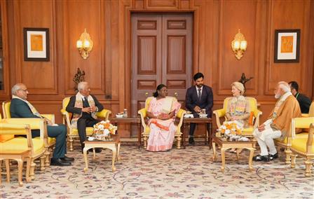 उपराष्ट्रपति श्री सी. पी. राधाकृष्णन 26 जनवरी, 2026 को नई दिल्ली में 77वें गणतंत्र दिवस के अवसर पर माननीय राष्ट्रपति श्रीमती द्रौपदी मुर्मु जी द्वारा आयोजित 'एट होम' स्वागत समारोह में शामिल हुए।