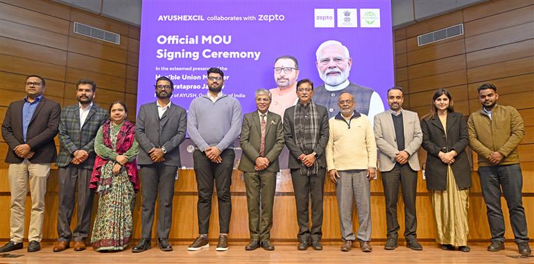 आयुष मंत्रालय के सचिव श्री वैद्य राजेश कोटेचा 28 जनवरी, 2026 को नई दिल्ली में सांसद और आयुष्मान एक्ससिल के अध्यक्ष श्री अनुराग शर्मा की उपस्थिति में आयुषएक्सिल और जेप्टो के बीच समझौता ज्ञापन पर हस्ताक्षर समारोह की अध्यक्षता करते हुए।