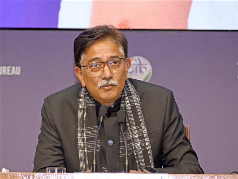 आयुष मंत्रालय के सचिव श्री वैद्य राजेश कोटेचा 28 जनवरी, 2026 को नई दिल्ली में सांसद और आयुष्मान एक्ससिल के अध्यक्ष श्री अनुराग शर्मा की उपस्थिति में आयुषएक्सिल और जेप्टो के बीच समझौता ज्ञापन पर हस्ताक्षर समारोह की अध्यक्षता करते हुए।
