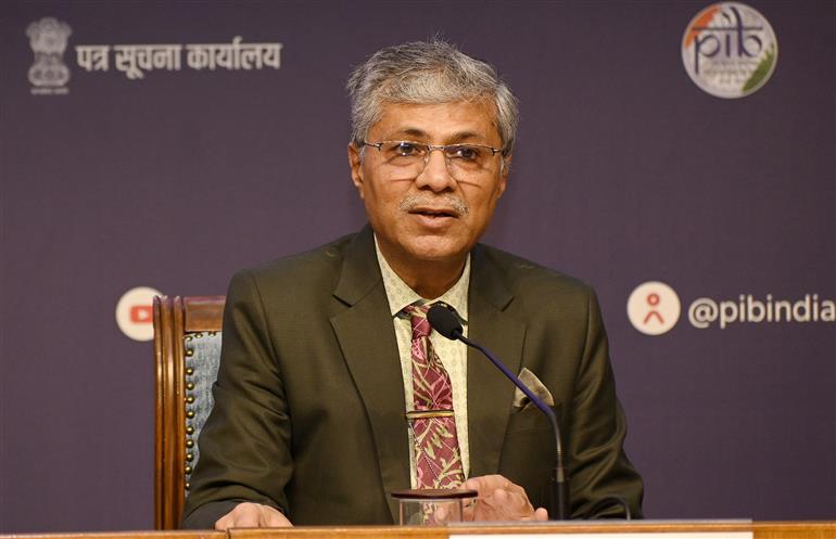 आयुष मंत्रालय के सचिव श्री वैद्य राजेश कोटेचा 28 जनवरी, 2026 को नई दिल्ली में सांसद और आयुष्मान एक्ससिल के अध्यक्ष श्री अनुराग शर्मा की उपस्थिति में आयुषएक्सिल और जेप्टो के बीच समझौता ज्ञापन पर हस्ताक्षर समारोह की अध्यक्षता करते हुए।