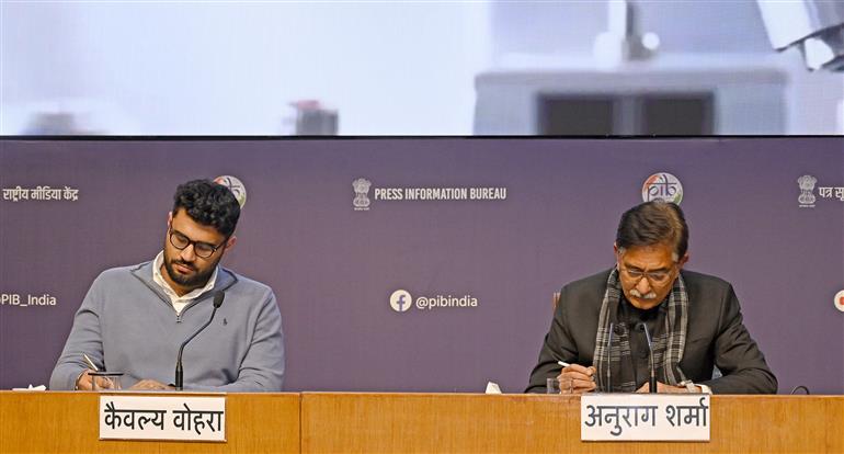 आयुष मंत्रालय के सचिव श्री वैद्य राजेश कोटेचा 28 जनवरी, 2026 को नई दिल्ली में सांसद और आयुष्मान एक्ससिल के अध्यक्ष श्री अनुराग शर्मा की उपस्थिति में आयुषएक्सिल और जेप्टो के बीच समझौता ज्ञापन पर हस्ताक्षर समारोह की अध्यक्षता करते हुए।