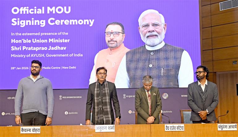 आयुष मंत्रालय के सचिव श्री वैद्य राजेश कोटेचा 28 जनवरी, 2026 को नई दिल्ली में सांसद और आयुष्मान एक्ससिल के अध्यक्ष श्री अनुराग शर्मा की उपस्थिति में आयुषएक्सिल और जेप्टो के बीच समझौता ज्ञापन पर हस्ताक्षर समारोह की अध्यक्षता करते हुए।