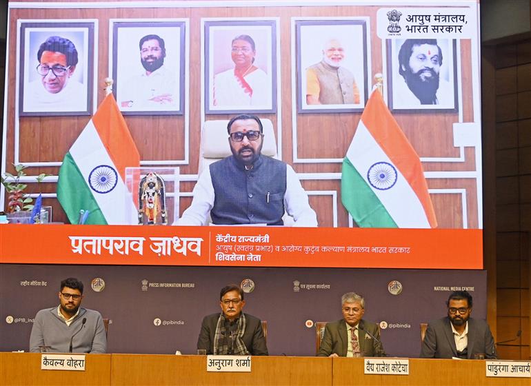 आयुष मंत्रालय के सचिव श्री वैद्य राजेश कोटेचा 28 जनवरी, 2026 को नई दिल्ली में सांसद और आयुष्मान एक्ससिल के अध्यक्ष श्री अनुराग शर्मा की उपस्थिति में आयुषएक्सिल और जेप्टो के बीच समझौता ज्ञापन पर हस्ताक्षर समारोह की अध्यक्षता करते हुए।
