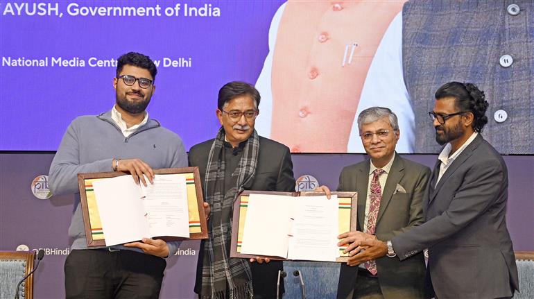 आयुष मंत्रालय के सचिव श्री वैद्य राजेश कोटेचा 28 जनवरी, 2026 को नई दिल्ली में सांसद और आयुष्मान एक्ससिल के अध्यक्ष श्री अनुराग शर्मा की उपस्थिति में आयुषएक्सिल और जेप्टो के बीच समझौता ज्ञापन पर हस्ताक्षर समारोह की अध्यक्षता करते हुए।