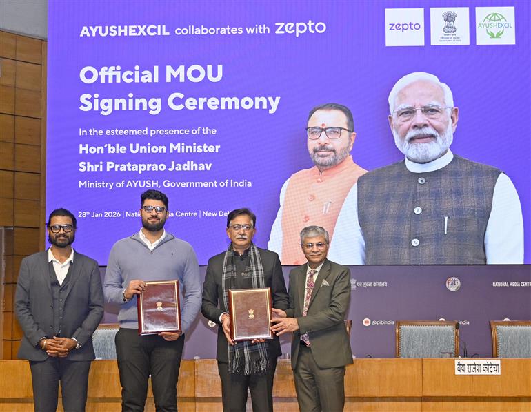 आयुष मंत्रालय के सचिव श्री वैद्य राजेश कोटेचा 28 जनवरी, 2026 को नई दिल्ली में सांसद और आयुष्मान एक्ससिल के अध्यक्ष श्री अनुराग शर्मा की उपस्थिति में आयुषएक्सिल और जेप्टो के बीच समझौता ज्ञापन पर हस्ताक्षर समारोह की अध्यक्षता करते हुए।
