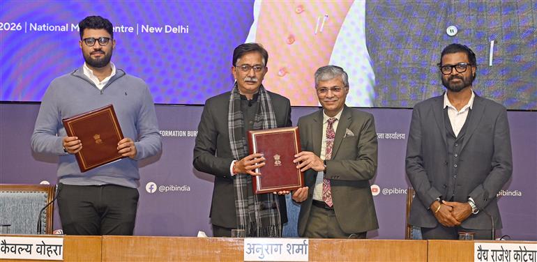 आयुष मंत्रालय के सचिव श्री वैद्य राजेश कोटेचा 28 जनवरी, 2026 को नई दिल्ली में सांसद और आयुष्मान एक्ससिल के अध्यक्ष श्री अनुराग शर्मा की उपस्थिति में आयुषएक्सिल और जेप्टो के बीच समझौता ज्ञापन पर हस्ताक्षर समारोह की अध्यक्षता करते हुए।