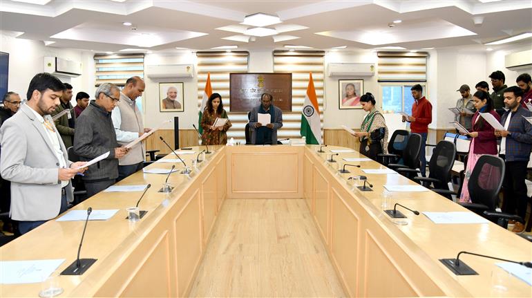 The Senior Economic Advisor, Ministry of Information & Broadcasting, Shri Ravindra Kumar Jain administered the Mass Swacchata Pledge in view of Swachhata Pakhwada 2026, in New Delhi on January 29, 2026.