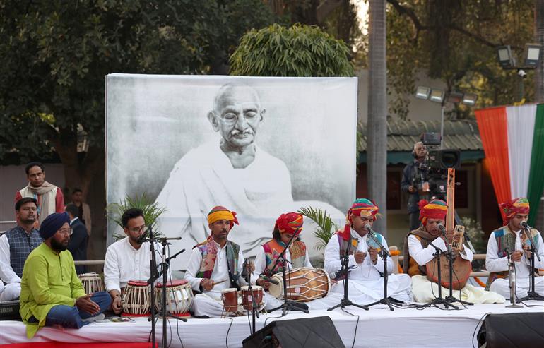 प्रधानमंत्री श्री नरेन्द्र मोदी 30 जनवरी, 2026 को नई दिल्ली स्थित गांधी स्मृति में महात्मा गांधी की याद में आयोजित प्रार्थना सभा में शामिल हुए।