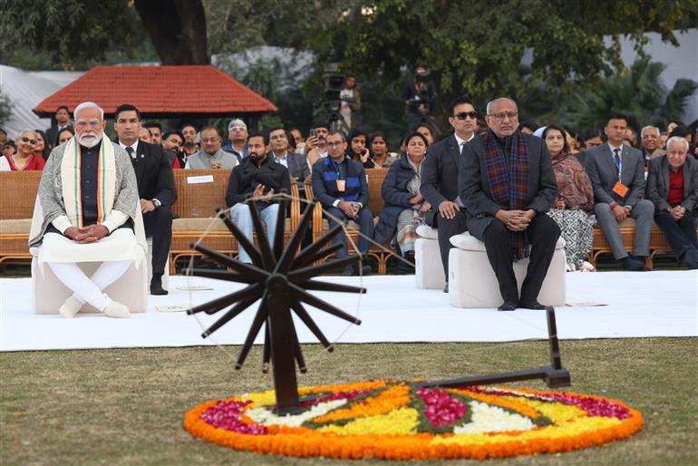 प्रधानमंत्री श्री नरेन्द्र मोदी 30 जनवरी, 2026 को नई दिल्ली स्थित गांधी स्मृति में महात्मा गांधी की याद में आयोजित प्रार्थना सभा में शामिल हुए।