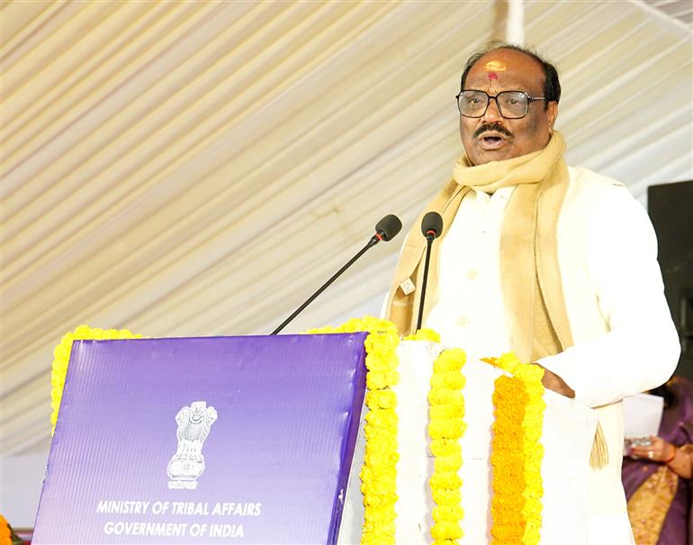 जनजातीय कार्य राज्य मंत्री श्री दुर्गादास उइके 30 जनवरी, 2026 को नई दिल्ली के पालिका सर्विसेज ऑफिसर्स इंस्टीट्यूट में जनजातीय कार्य मंत्रालय द्वारा आयोजित 77वें गणतंत्र दिवस समारोह - 2026 के अवसर पर जनजातीय अतिथियों और कलाकारों के सम्मान में स्वागत समारोह को संबोधित करते हुए।