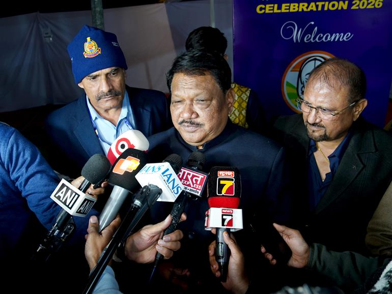 केंद्रीय जनजातीय कार्य मंत्री श्री जुएल ओराम 30 जनवरी, 2026 को नई दिल्ली के पालिका सर्विसेज ऑफिसर्स इंस्टीट्यूट में जनजातीय कार्य मंत्रालय द्वारा आयोजित 77वें गणतंत्र दिवस समारोह- 2026 के अवसर पर जनजातीय अतिथियों और कलाकारों के सम्मान में स्वागत समारोह के दौरान मीडियाकर्मियों से बातचीत करते हुए।