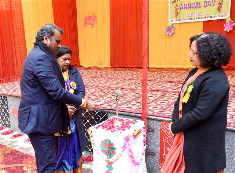 सूचना एवं प्रसारण और संसदीय कार्य राज्य मंत्री डॉ. एल. मुरुगन 31 जनवरी, 2026 को नई दिल्ली के करोल बाग में गवर्नमेंट गर्ल्स सीनियर सेकेंडरी स्कूल (जीजीएसएसएस) के 'वार्षिक दिवस' समारोह में दीप प्रज्ज्वलित करते हुए।