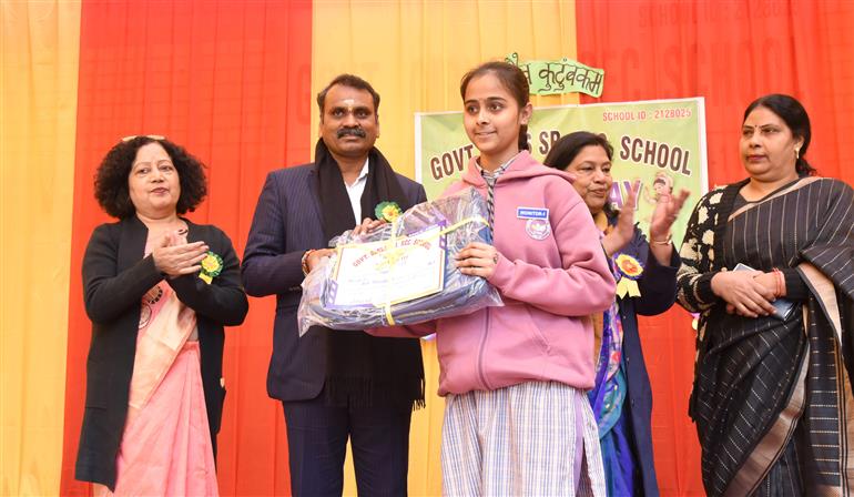 सूचना एवं प्रसारण और संसदीय कार्य राज्य मंत्री डॉ. एल. मुरुगन 31 जनवरी, 2026 को नई दिल्ली के करोल बाग में गवर्नमेंट गर्ल्स सीनियर सेकेंडरी स्कूल (जीजीएसएसएस) के 'वार्षिक दिवस' समारोह में मुख्य अतिथि के रूप में शामिल हुए।