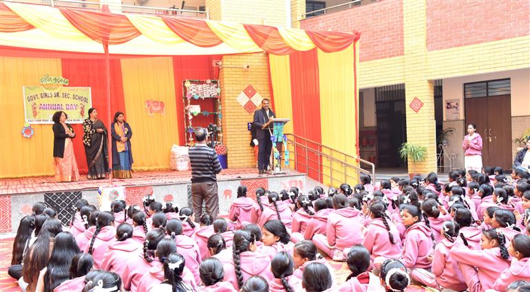 सूचना एवं प्रसारण और संसदीय कार्य राज्य मंत्री डॉ. एल. मुरुगन 31 जनवरी, 2026 को नई दिल्ली के करोल बाग में गवर्नमेंट गर्ल्स सीनियर सेकेंडरी स्कूल (जीजीएसएसएस) के 'वार्षिक दिवस' समारोह के दौरान मुख्य अतिथि के रूप में उपस्थित लोगों को संबोधित करते हुए।