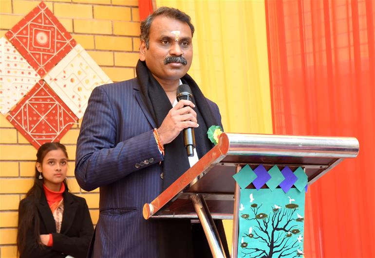 सूचना एवं प्रसारण और संसदीय कार्य राज्य मंत्री डॉ. एल. मुरुगन 31 जनवरी, 2026 को नई दिल्ली के करोल बाग में गवर्नमेंट गर्ल्स सीनियर सेकेंडरी स्कूल (जीजीएसएसएस) के 'वार्षिक दिवस' समारोह के दौरान मुख्य अतिथि के रूप में उपस्थित लोगों को संबोधित करते हुए।