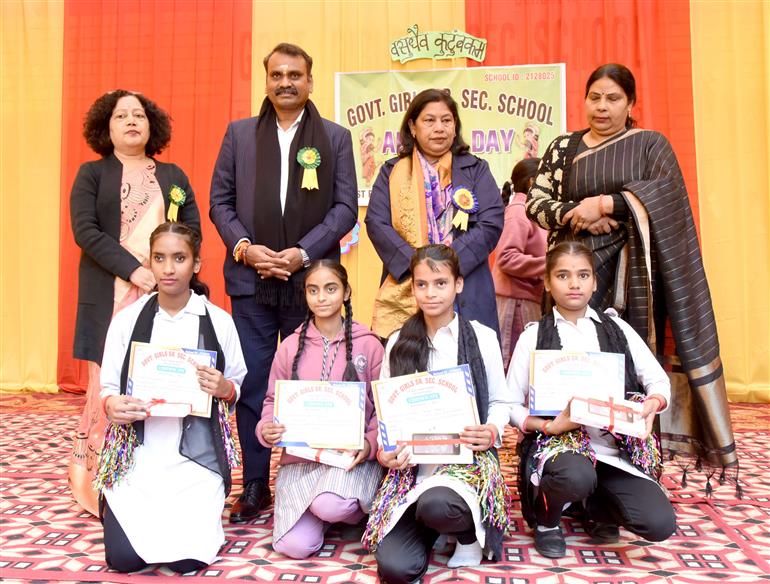 सूचना एवं प्रसारण और संसदीय कार्य राज्य मंत्री डॉ. एल. मुरुगन 31 जनवरी, 2026 को नई दिल्ली के करोल बाग में गवर्नमेंट गर्ल्स सीनियर सेकेंडरी स्कूल (जीजीएसएसएस) के 'वार्षिक दिवस' समारोह के दौरान मुख्य अतिथि के रूप में एक ग्रुप फोटो में।