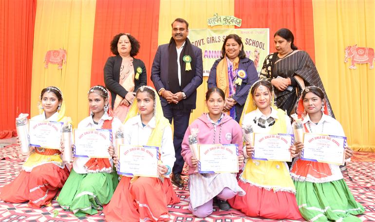 सूचना एवं प्रसारण और संसदीय कार्य राज्य मंत्री डॉ. एल. मुरुगन 31 जनवरी, 2026 को नई दिल्ली के करोल बाग में गवर्नमेंट गर्ल्स सीनियर सेकेंडरी स्कूल (जीजीएसएसएस) के 'वार्षिक दिवस' समारोह के दौरान मुख्य अतिथि के रूप में एक ग्रुप फोटो में।