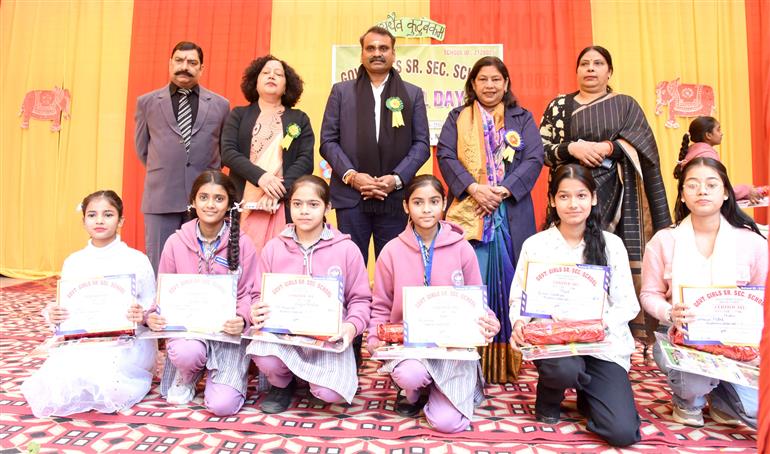 सूचना एवं प्रसारण और संसदीय कार्य राज्य मंत्री डॉ. एल. मुरुगन 31 जनवरी, 2026 को नई दिल्ली के करोल बाग में गवर्नमेंट गर्ल्स सीनियर सेकेंडरी स्कूल (जीजीएसएसएस) के 'वार्षिक दिवस' समारोह के दौरान मुख्य अतिथि के रूप में एक ग्रुप फोटो में।
