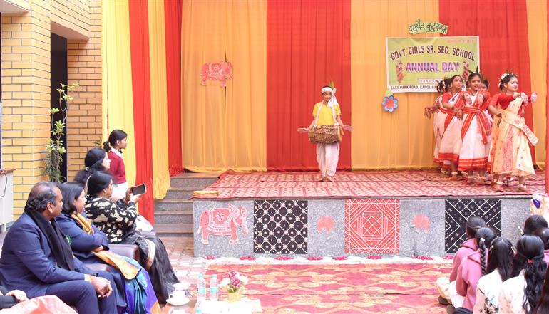 31 जनवरी, 2026 को नई दिल्ली के करोल बाग में गवर्नमेंट गर्ल्स सीनियर सेकेंडरी स्कूल (जीजीएसएसएस) के 'वार्षिक दिवस' समारोह के दौरान सांस्कृतिक प्रस्तुति की झलकियां। इस कार्यक्रम में सूचना एवं प्रसारण और संसदीय कार्य राज्य मंत्री डॉ. एल. मुरुगन मुख्य अतिथि के रूप में  शामिल हुए।