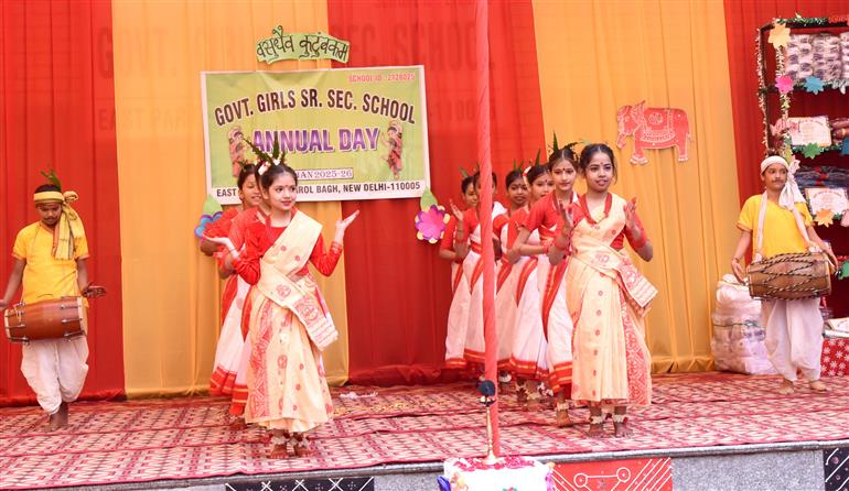 31 जनवरी, 2026 को नई दिल्ली के करोल बाग में गवर्नमेंट गर्ल्स सीनियर सेकेंडरी स्कूल (जीजीएसएसएस) के 'वार्षिक दिवस' समारोह के दौरान सांस्कृतिक प्रस्तुति की झलकियां। इस कार्यक्रम में सूचना एवं प्रसारण और संसदीय कार्य राज्य मंत्री डॉ. एल. मुरुगन मुख्य अतिथि के रूप में  शामिल हुए।