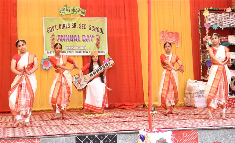 31 जनवरी, 2026 को नई दिल्ली के करोल बाग में गवर्नमेंट गर्ल्स सीनियर सेकेंडरी स्कूल (जीजीएसएसएस) के 'वार्षिक दिवस' समारोह के दौरान सांस्कृतिक प्रस्तुति की झलकियां। इस कार्यक्रम में सूचना एवं प्रसारण और संसदीय कार्य राज्य मंत्री डॉ. एल. मुरुगन मुख्य अतिथि के रूप में  शामिल हुए।