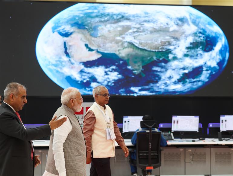 प्रधानमंत्री श्री नरेन्द्र मोदी ने 4 जुलाई, 2026 को राजस्थान के बालोतरा जिले के पचपदरा में रिफाइनरी के कामकाज का जायज़ा लेने के लिए उसके मुख्य कंट्रोल रूम का निरीक्षण किया और वहाँ के कर्मचारियों से बातचीत की।