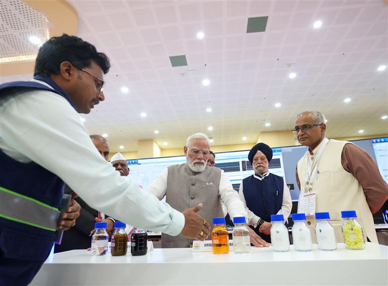 प्रधानमंत्री श्री नरेन्द्र मोदी ने 4 जुलाई, 2026 को राजस्थान के बालोतरा जिले के पचपदरा में रिफाइनरी के कामकाज का जायज़ा लेने के लिए उसके मुख्य कंट्रोल रूम का निरीक्षण किया और वहाँ के कर्मचारियों से बातचीत की।