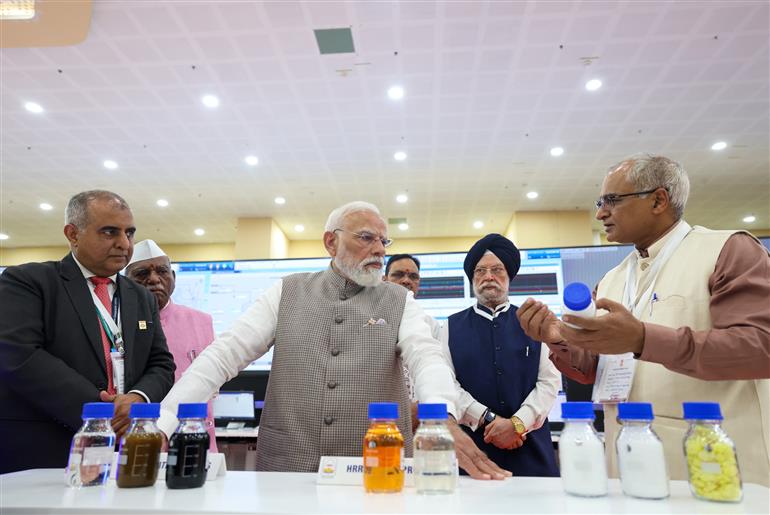 प्रधानमंत्री श्री नरेन्द्र मोदी ने 4 जुलाई, 2026 को राजस्थान के बालोतरा जिले के पचपदरा में रिफाइनरी के कामकाज का जायज़ा लेने के लिए उसके मुख्य कंट्रोल रूम का निरीक्षण किया और वहाँ के कर्मचारियों से बातचीत की।
