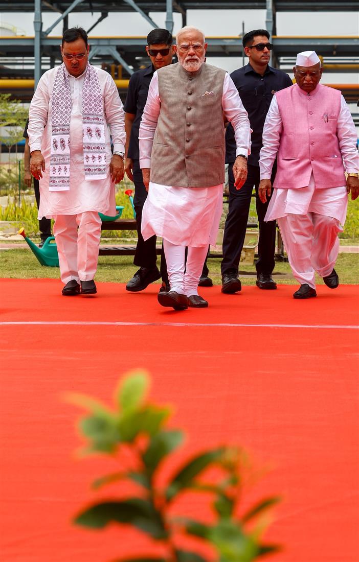 प्रधानमंत्री श्री नरेन्द्र मोदी ने 4 जुलाई, 2026 को राजस्थान के बालोतरा जिले के पचपदरा में रिफाइनरी के कामकाज का जायज़ा लेने के लिए उसके मुख्य कंट्रोल रूम का निरीक्षण किया और वहाँ के कर्मचारियों से बातचीत की।