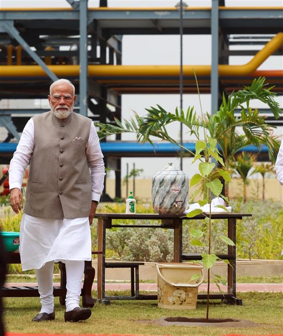 प्रधानमंत्री श्री नरेन्द्र मोदी ने 4 जुलाई, 2026 को राजस्थान के बालोतरा जिले के पचपदरा में रिफाइनरी के कामकाज का जायज़ा लेने के लिए उसके मुख्य कंट्रोल रूम का निरीक्षण किया और वहाँ के कर्मचारियों से बातचीत की।