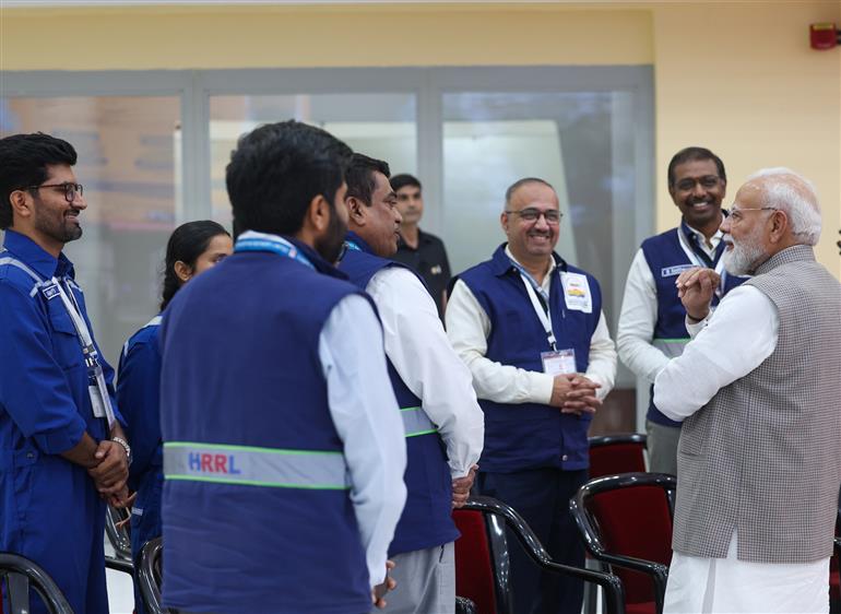 प्रधानमंत्री श्री नरेन्द्र मोदी ने 4 जुलाई, 2026 को राजस्थान के बालोतरा जिले के पचपदरा में रिफाइनरी के कामकाज का जायज़ा लेने के लिए उसके मुख्य कंट्रोल रूम का निरीक्षण किया और वहाँ के कर्मचारियों से बातचीत की।