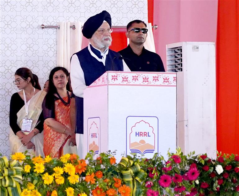 केंद्रीय पेट्रोलियम और प्राकृतिक गैस मंत्री श्री हरदीप सिंह पुरी 04 जुलाई, 2026 को राजस्थान के बालोतरा में विभिन्न विकास परियोजनाओं के शिलान्यास, उद्घाटन और राष्ट्र को समर्पित करने के दौरान संबोधित करते हुए।