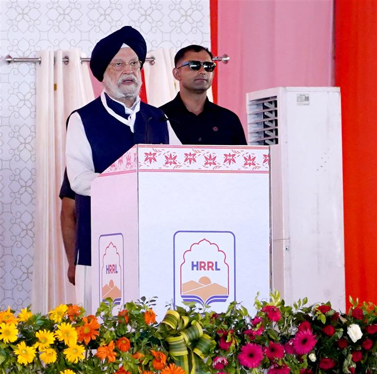 केंद्रीय पेट्रोलियम और प्राकृतिक गैस मंत्री श्री हरदीप सिंह पुरी 04 जुलाई, 2026 को राजस्थान के बालोतरा में विभिन्न विकास परियोजनाओं के शिलान्यास, उद्घाटन और राष्ट्र को समर्पित करने के दौरान संबोधित करते हुए।