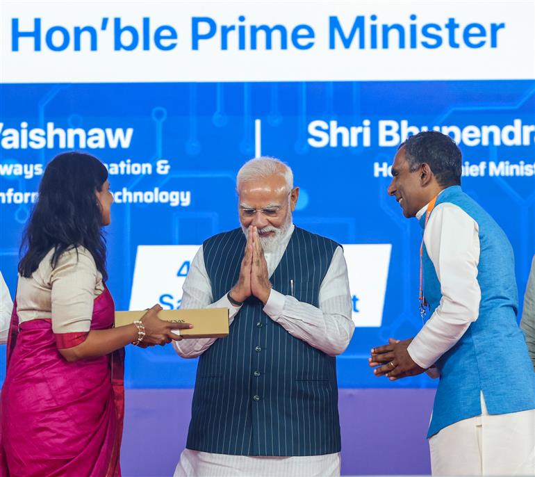  प्रधानमंत्री श्री नरेन्द्र मोदी ने 04 जुलाई, 2026 को गुजरात के साणंद में सीजी सेमी आउटसोर्स्ड सेमीकंडक्टर असेंबली एंड टेस्ट (ओएसएटी) सुविधा के उद्घाटन समारोह में शिरकत की।