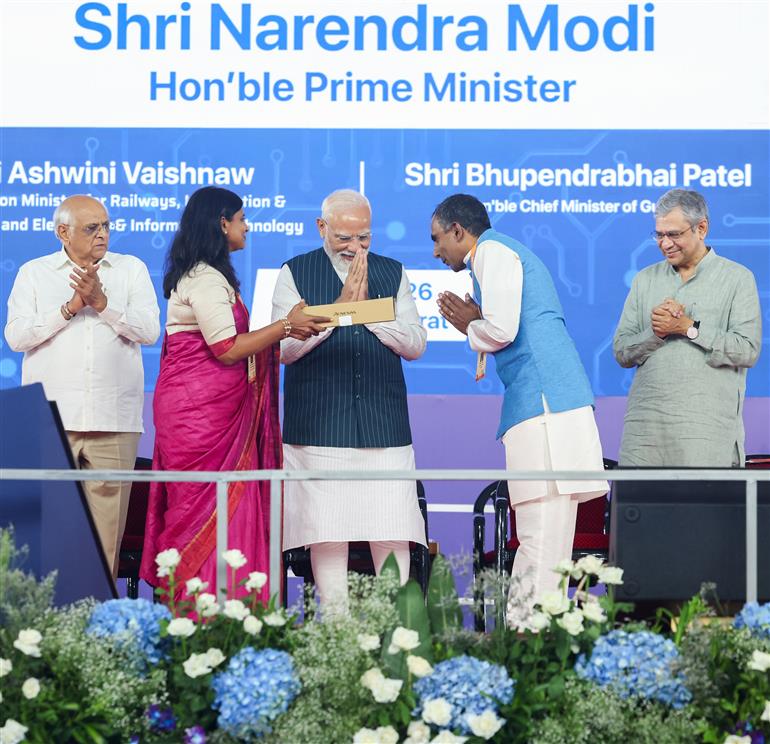  प्रधानमंत्री श्री नरेन्द्र मोदी ने 04 जुलाई, 2026 को गुजरात के साणंद में सीजी सेमी आउटसोर्स्ड सेमीकंडक्टर असेंबली एंड टेस्ट (ओएसएटी) सुविधा के उद्घाटन समारोह में शिरकत की।