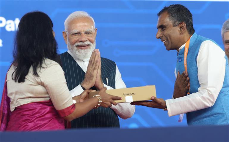  प्रधानमंत्री श्री नरेन्द्र मोदी ने 04 जुलाई, 2026 को गुजरात के साणंद में सीजी सेमी आउटसोर्स्ड सेमीकंडक्टर असेंबली एंड टेस्ट (ओएसएटी) सुविधा के उद्घाटन समारोह में शिरकत की।