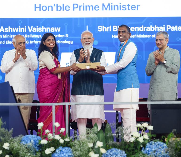  प्रधानमंत्री श्री नरेन्द्र मोदी ने 04 जुलाई, 2026 को गुजरात के साणंद में सीजी सेमी आउटसोर्स्ड सेमीकंडक्टर असेंबली एंड टेस्ट (ओएसएटी) सुविधा के उद्घाटन समारोह में शिरकत की।