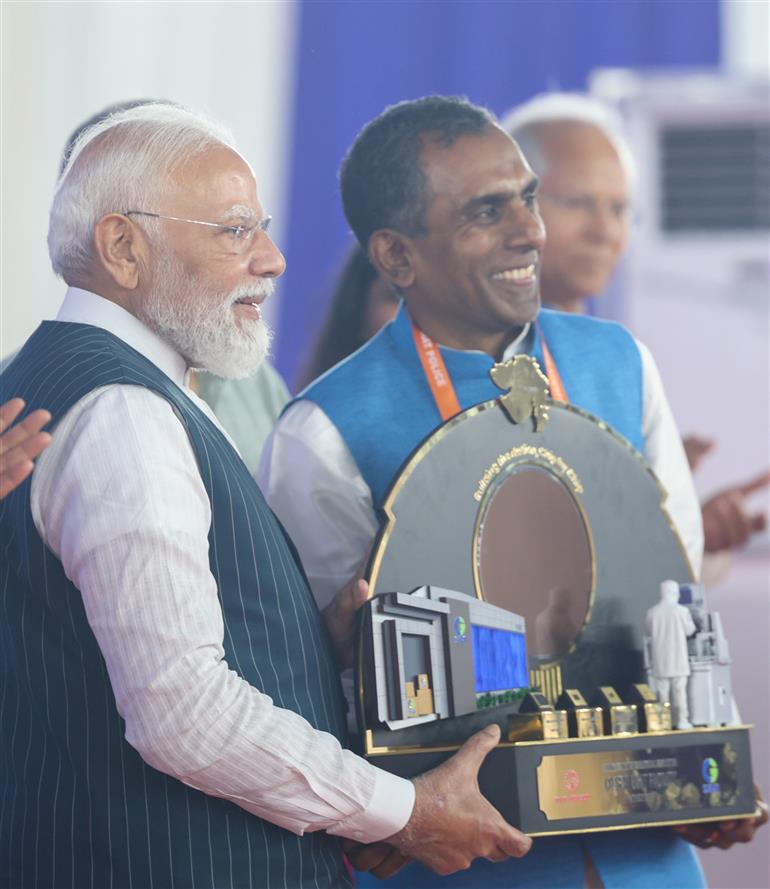  प्रधानमंत्री श्री नरेन्द्र मोदी ने 04 जुलाई, 2026 को गुजरात के साणंद में सीजी सेमी आउटसोर्स्ड सेमीकंडक्टर असेंबली एंड टेस्ट (ओएसएटी) सुविधा के उद्घाटन समारोह में शिरकत की।