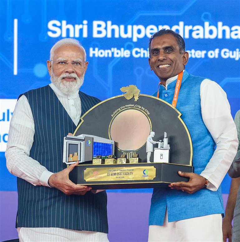  प्रधानमंत्री श्री नरेन्द्र मोदी ने 04 जुलाई, 2026 को गुजरात के साणंद में सीजी सेमी आउटसोर्स्ड सेमीकंडक्टर असेंबली एंड टेस्ट (ओएसएटी) सुविधा के उद्घाटन समारोह में शिरकत की।