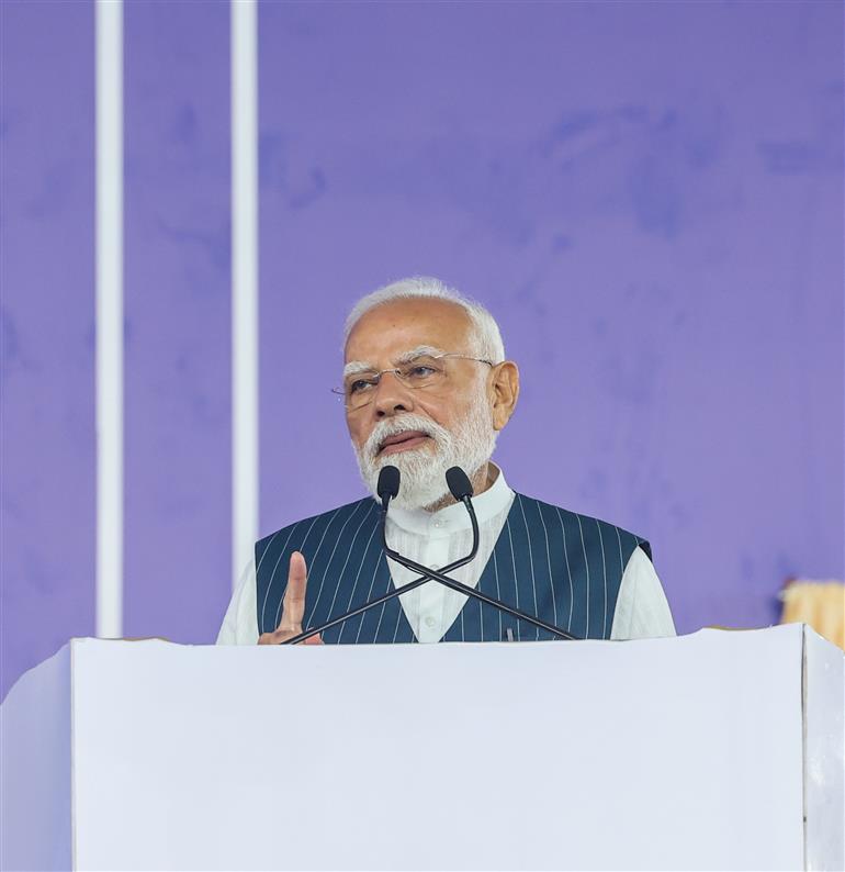  प्रधानमंत्री श्री नरेन्द्र मोदी ने 04 जुलाई, 2026 को गुजरात के साणंद में सीजी सेमी आउटसोर्स्ड सेमीकंडक्टर असेंबली एंड टेस्ट (ओएसएटी) सुविधा के उद्घाटन समारोह को संबोधित किया।