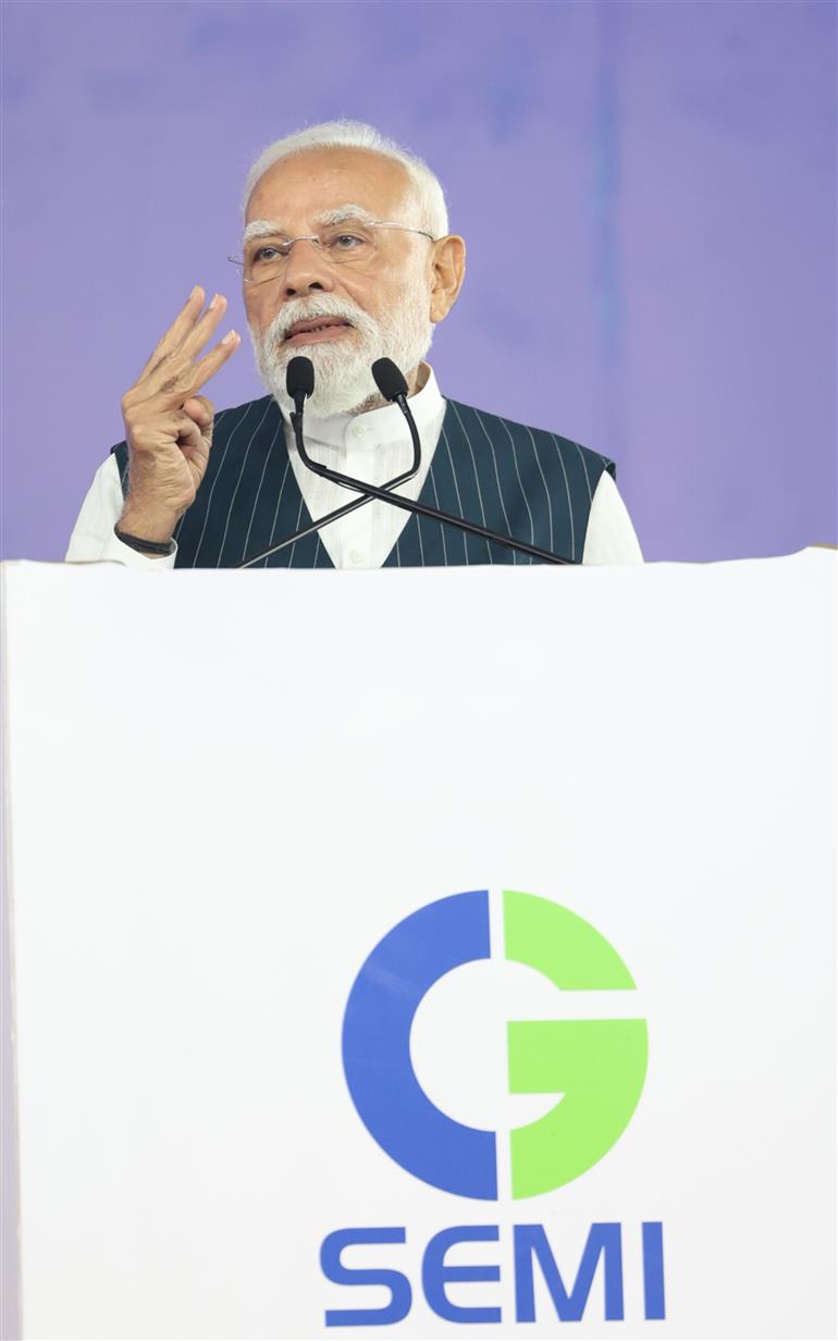  प्रधानमंत्री श्री नरेन्द्र मोदी ने 04 जुलाई, 2026 को गुजरात के साणंद में सीजी सेमी आउटसोर्स्ड सेमीकंडक्टर असेंबली एंड टेस्ट (ओएसएटी) सुविधा के उद्घाटन समारोह को संबोधित किया।