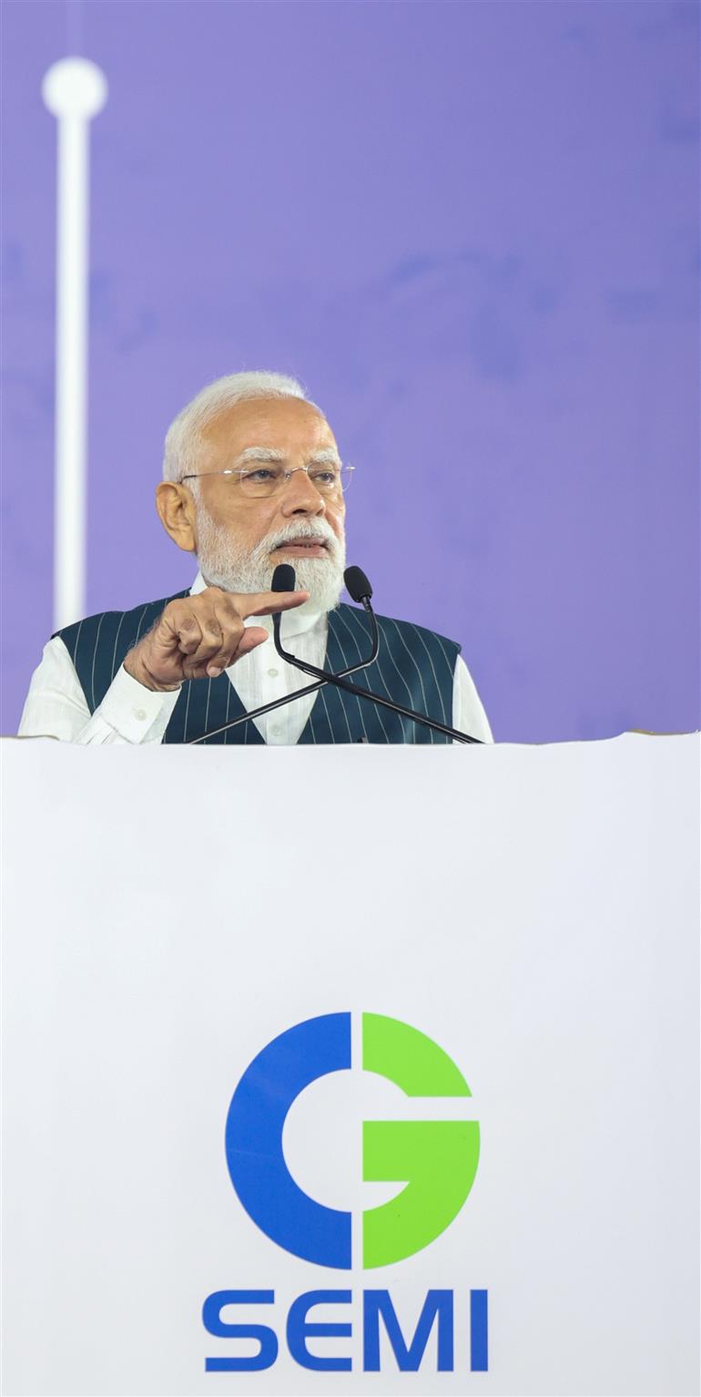  प्रधानमंत्री श्री नरेन्द्र मोदी ने 04 जुलाई, 2026 को गुजरात के साणंद में सीजी सेमी आउटसोर्स्ड सेमीकंडक्टर असेंबली एंड टेस्ट (ओएसएटी) सुविधा के उद्घाटन समारोह को संबोधित किया।