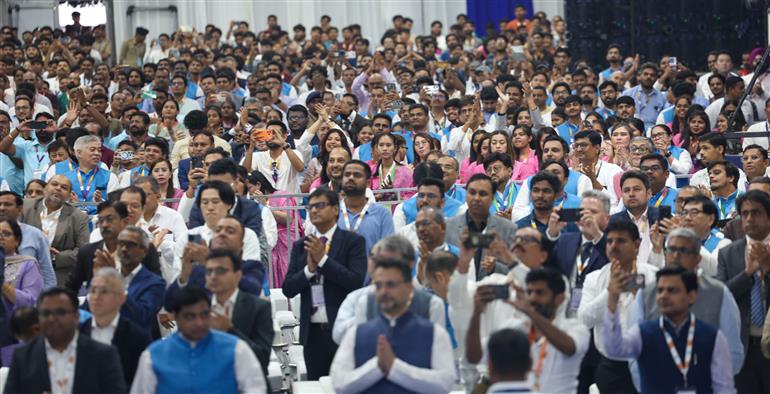 04 जुलाई, 2026 को गुजरात के साणंद में सीजी सेमी आउटसोर्स्ड सेमीकंडक्टर असेंबली एंड टेस्ट (ओएसएटी) सुविधा के उद्घाटन समारोह में उपस्थित जनसमूह। इस अवसर पर प्रधानमंत्री श्री नरेन्द्र मोदी ने जनसभा को संबोधित किया।